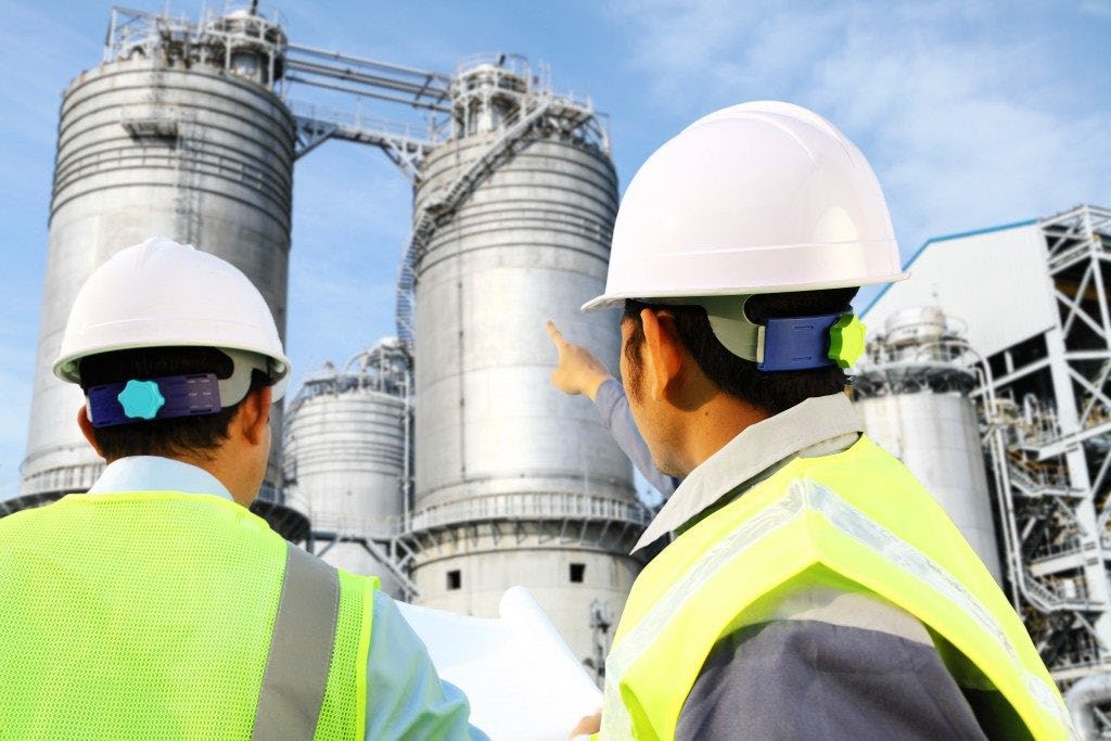 Rowaç Hyzmat technicians on site at an energy facility in Turkmenistan