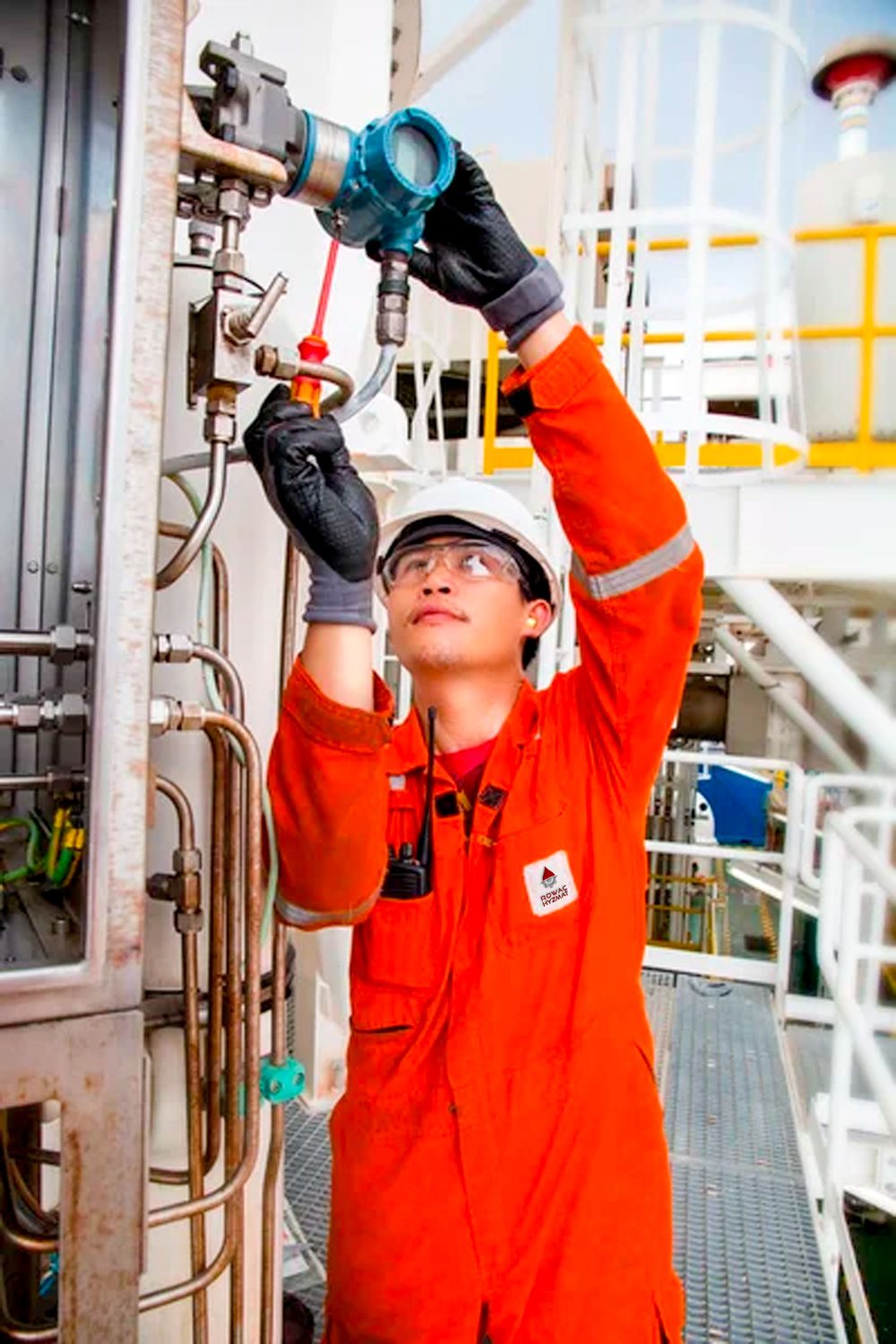 A Rowaç Hyzmat instrumentation technician working on an offshore installation